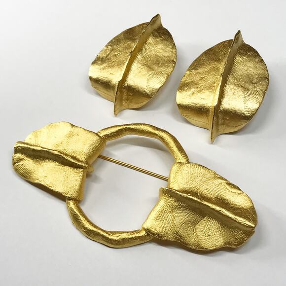 CAROL DAUPLAISE Brooch Earring Oversized Hammered Gold Tone Abstract Modernist - Picture 8 of 11